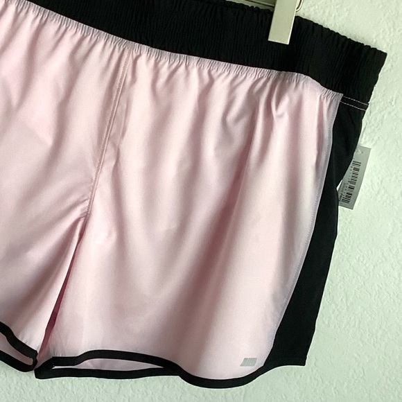 \Amazon Essentials\ NWT Women’s 4” Woven Running Shorts - Picture 3 of 13